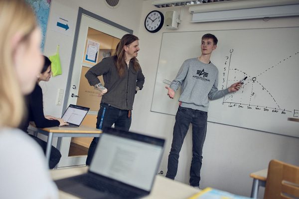 Lärare och elev står framme vid tavlan