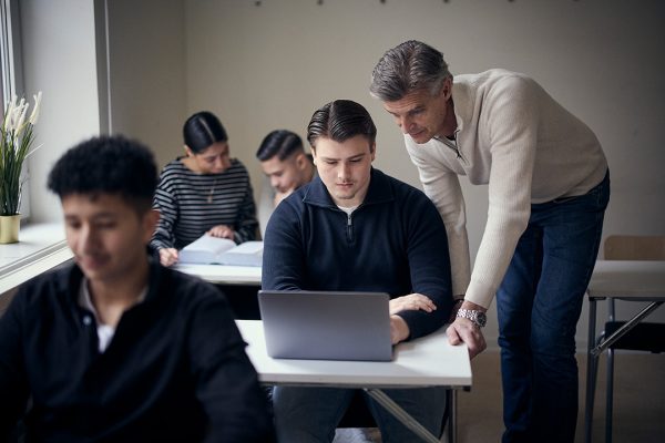 Lärare och elev i samtal