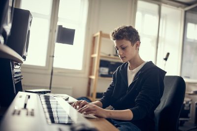 elev spelar piano