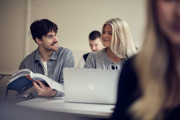 Elev och lärare i samtal i klassrummet