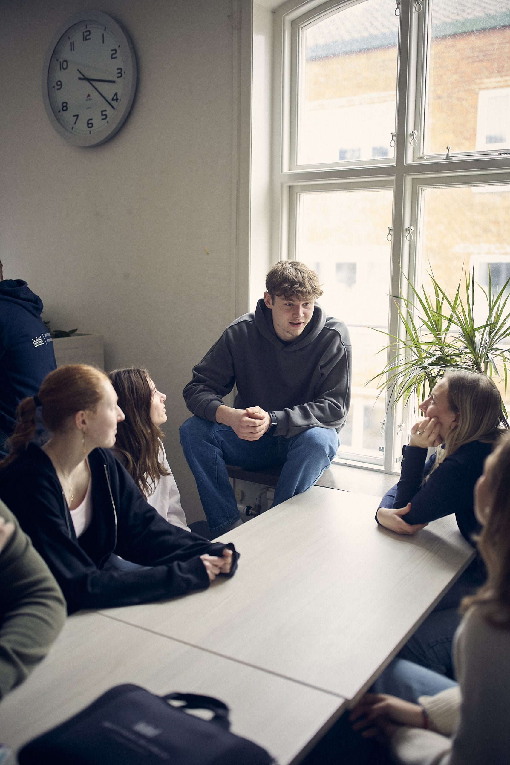 Elever som sitter och pratar vid ett bord