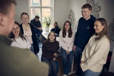 Elever umgås i skolans lokaler