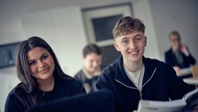 Två elever i ett klassrum