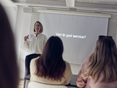 Lärare håller en lektion för en klass