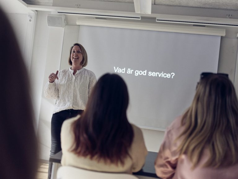 Lärare håller en lektion för en klass