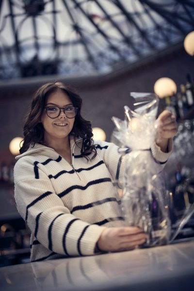 Elev slår in en present