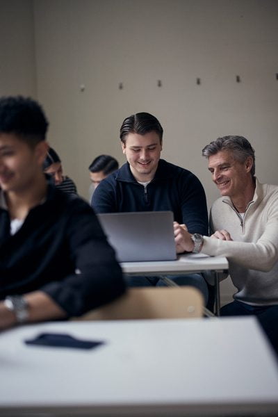 Lärare och elev i ett klassrum