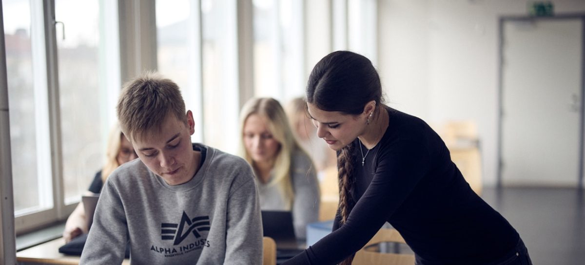 Två elever i ett klassrum