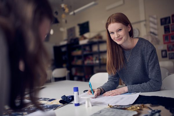 Elev sitter och ritar