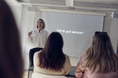 Lärare pratar inför klassen