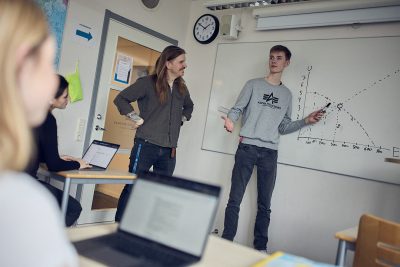 Lärare och elev står framme vid tavlan