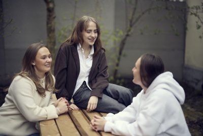 Elever sitter på en bänk