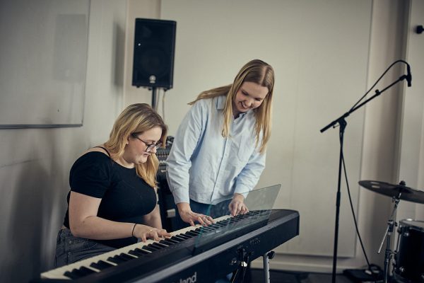 Elever spelar piano