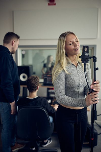 Elev sjunger u en studio