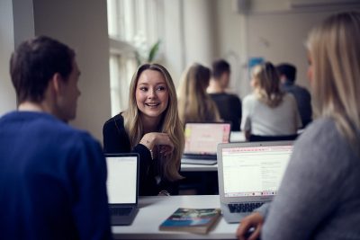 Elev i ett klassrum