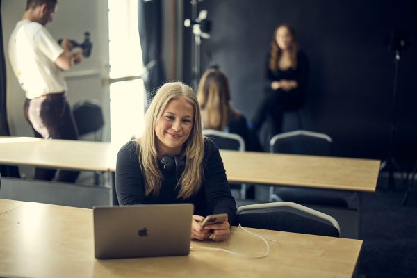 Elev projektleder en inspelning för sociala medier.