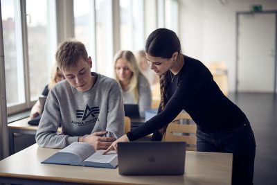 Två elever läser en lagbok