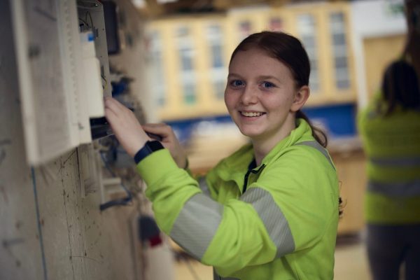 Elev installerar ett eluttag