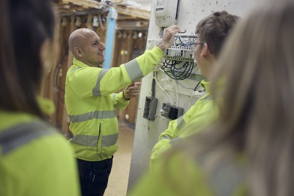 Lärare installerar säkringar