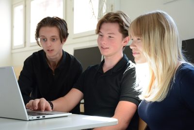 Tre elever tillsammans under en lektion