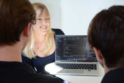 Elev visar upp programmeringskod på en dator
