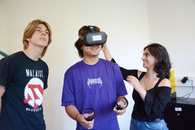 Elever som använder ett VR-headset