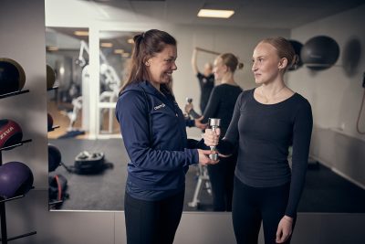 Lärare och elev i ett gym