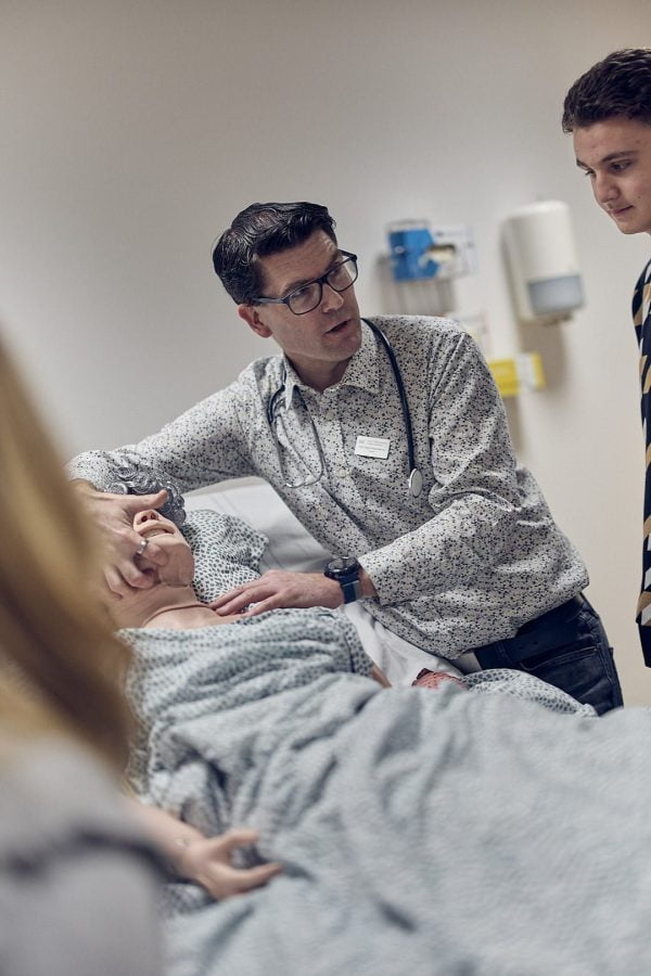Lärare visar instruktioner på en docka