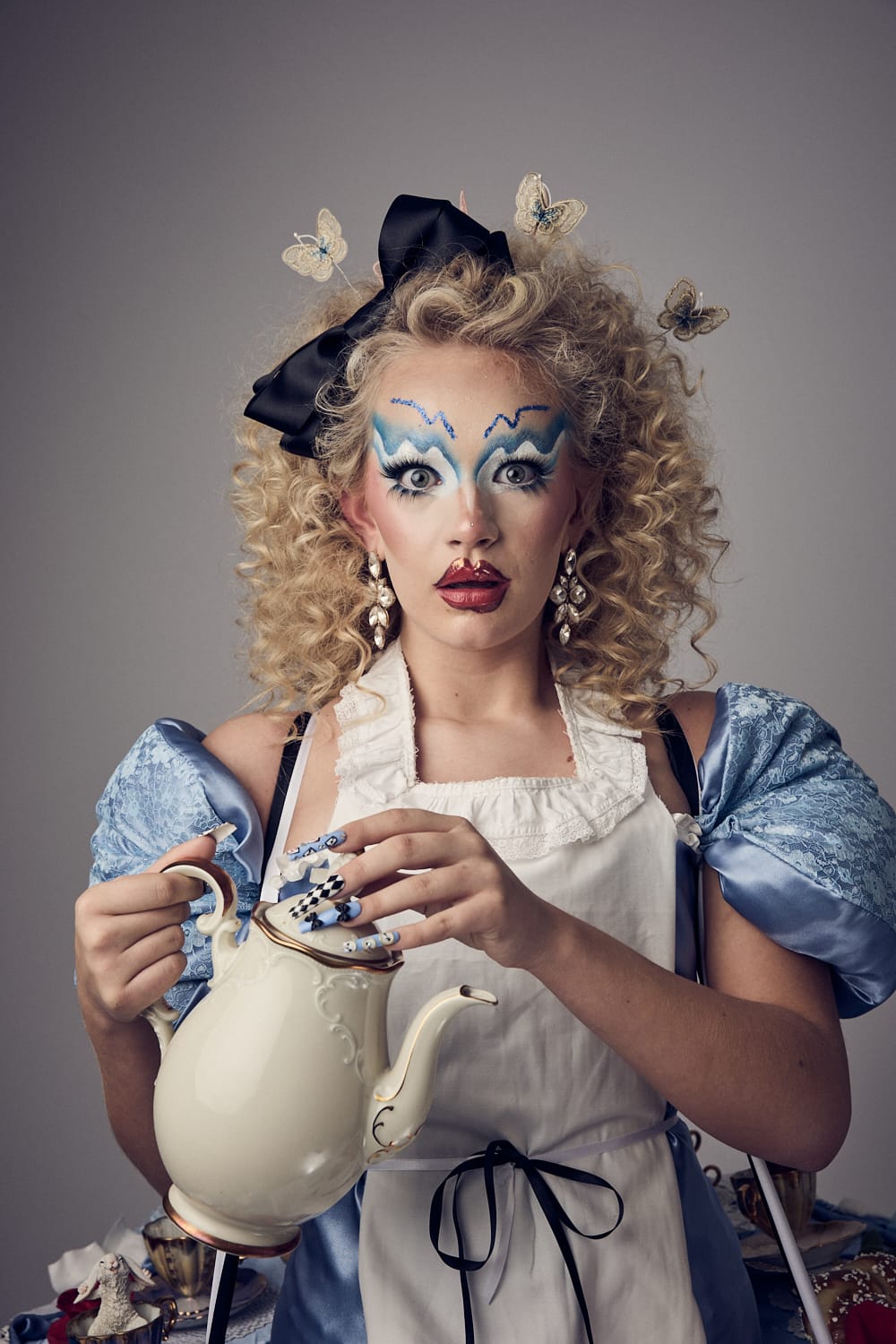 DBGY Skövdes tolkning av Alice i underlandet som drag queen.