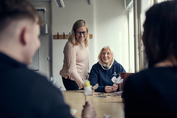 Lärare och elev i ett klassrum
