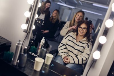Elev och modell i en studio