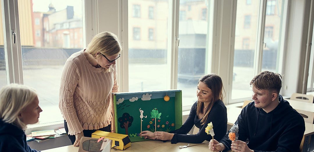 Lärare och elever i ett klassrum