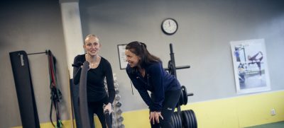 Elever tränar i ett gym