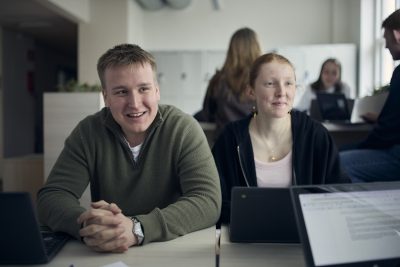 Två elever i ett klassrum