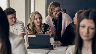 Elever och lärare i ett klassrum