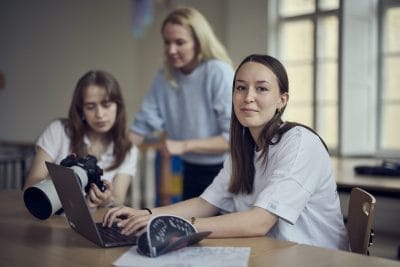 Lärare och elever i ett klassrum