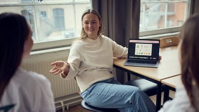 Elev visar upp sitt arbete för sina klasskompisar