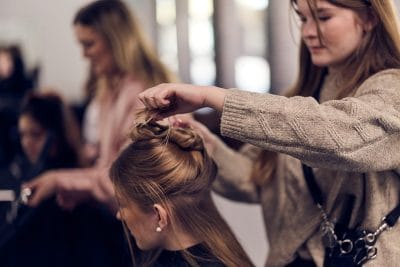 Elev stylar en kunds hår