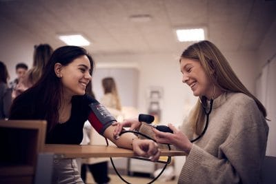 elever tar blodtryck på varandra