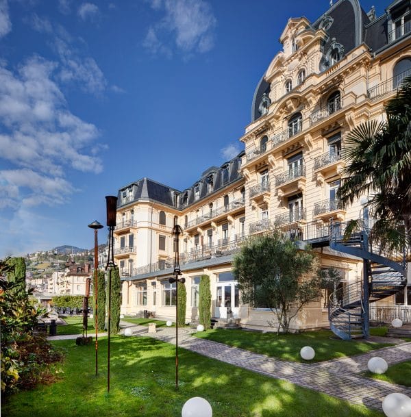 Fasaden av Hotel Institute Montreux i Schweiz.