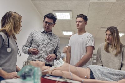 Lärare instruerar en elev