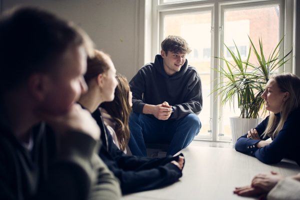 Flera elever umgås i skolans gemensamma lokaler