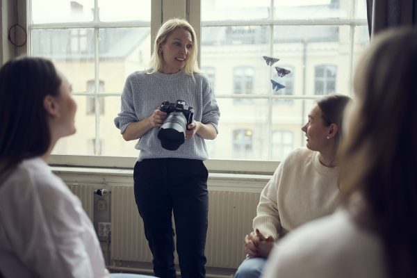 Lärare fotar två elever