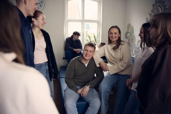 Elever umgås i skolans gemensamma lokaler