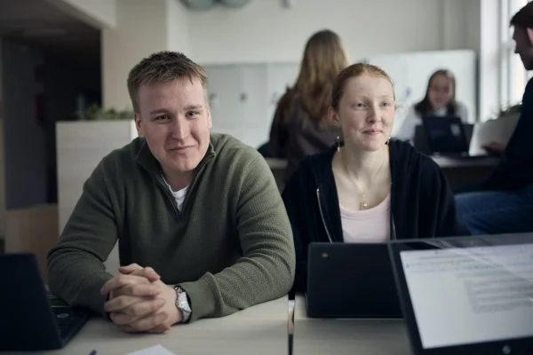 Två elever i ett klassrum