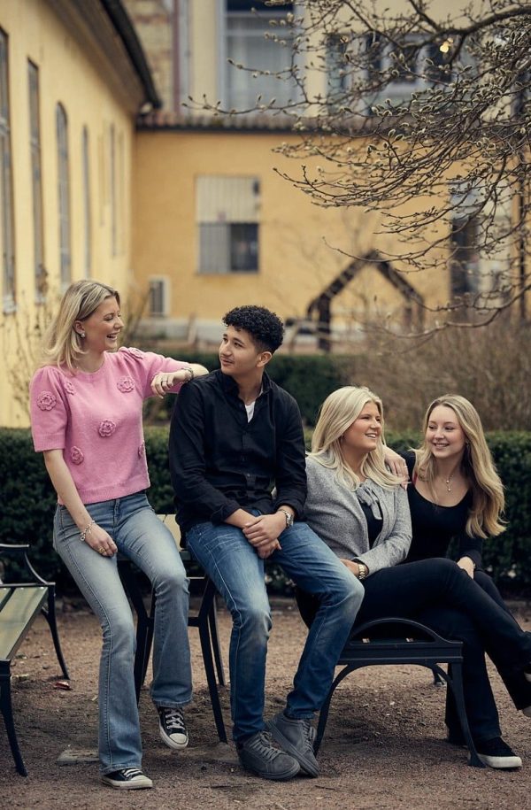 Elever på en parkbänk