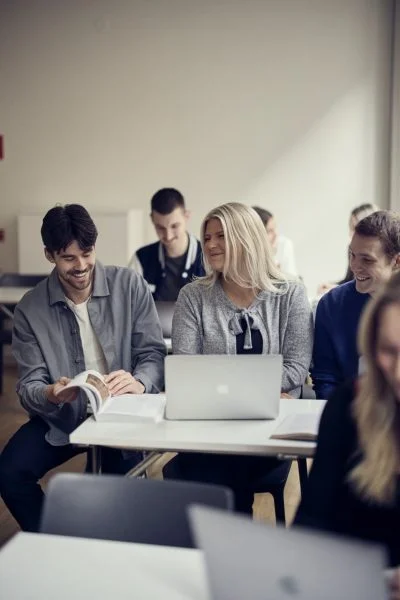 Lärare och elever i ett klassrum