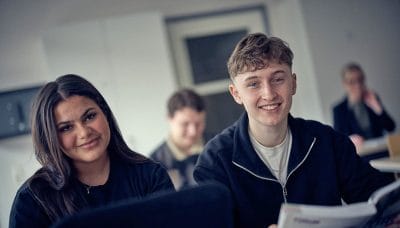 Två elever i ett klassrum
