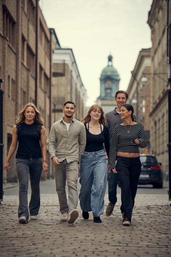 Elever går utomhus mot kameran