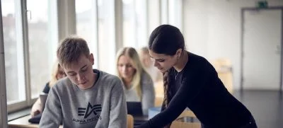 Två elever i ett klassrum